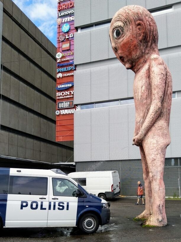 Статуя "Очень плохого писающего мальчика" в Хельсинки, его высота 8,5 метров