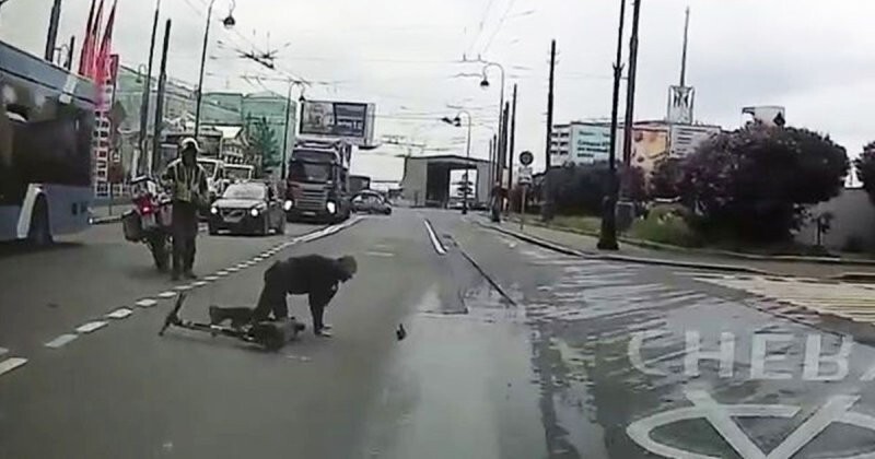 Электросамокатчик столкнулся с мотоциклистом в Петербурге