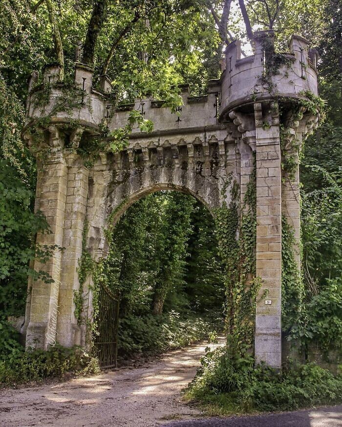 Въезд в заброшенный замок во Франции