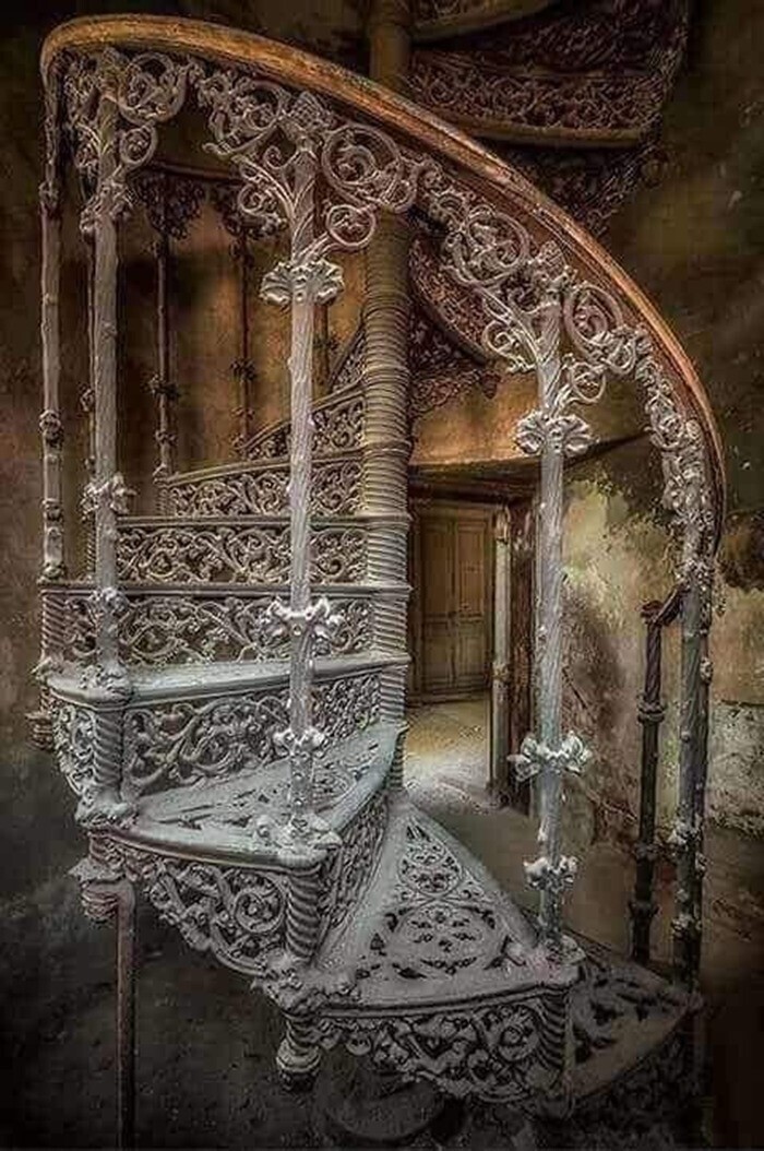 Лестница в заброшенном здании XIX века