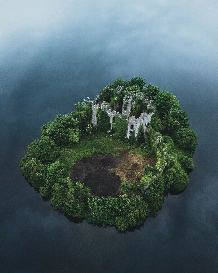 Замок Макдермотт, заброшенный ирландский замок посреди озера, графство Роскоммон, Ирландия
