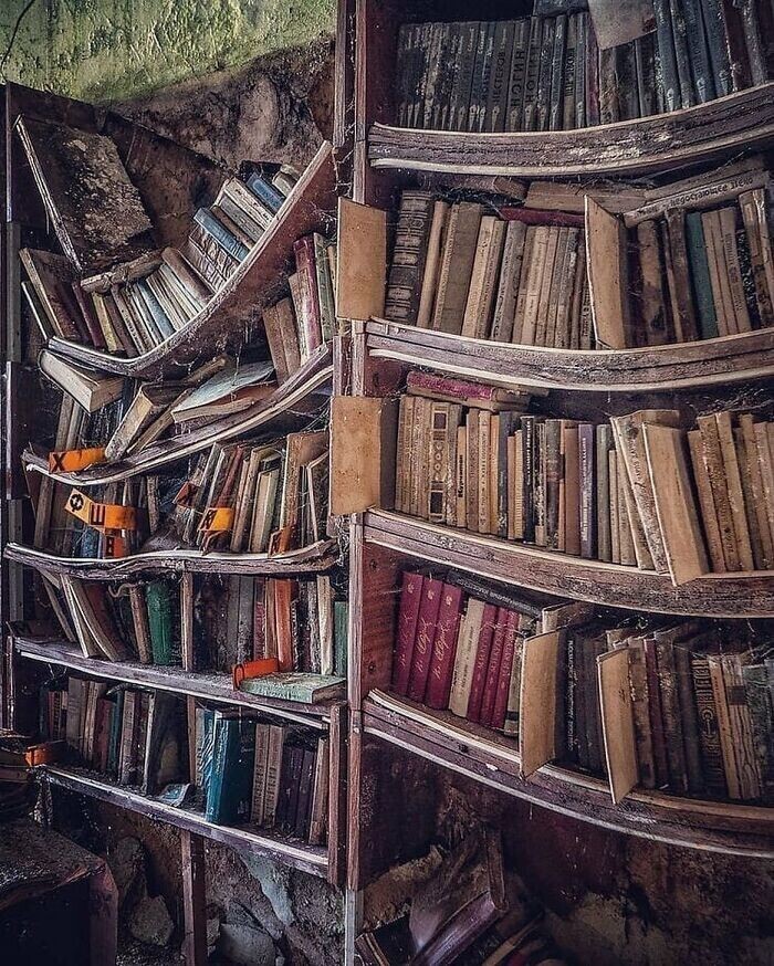 Заброшенная библиотека