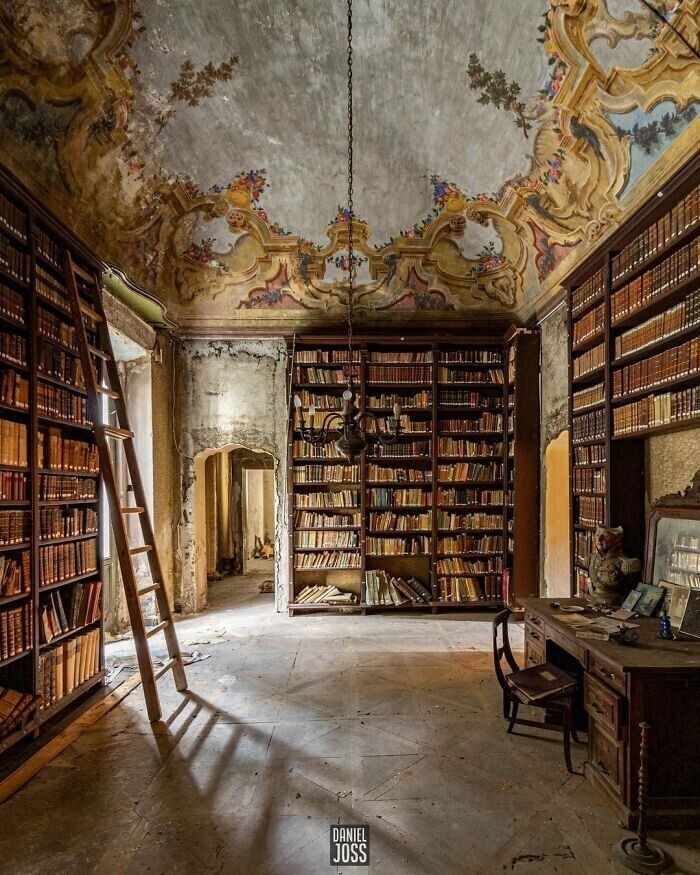 Заброшенная библиотека в Италии