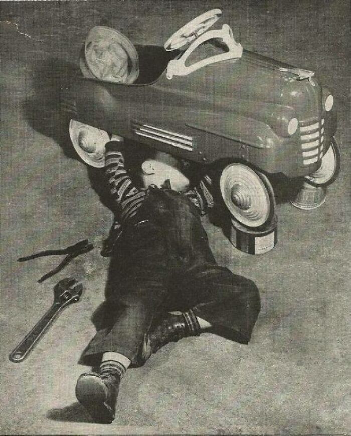 24. Мальчик чинит свою педальную машинку, 1950-е