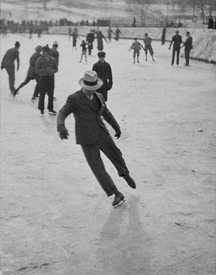 33. Импозантный мужчина катается на коньках, 1937 год