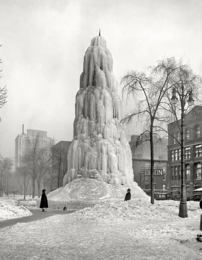 27. 105 лет назад фонтан в Детройте оставили включенным на зиму, в результате чего сформировалась 9-метровая ледяная скульптура