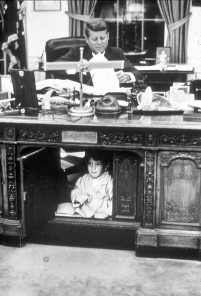 34. Джон Кеннеди-младший играет в папином кабинете, 15 октября 1963 года