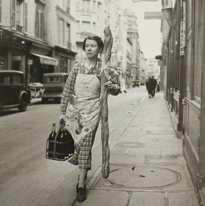 31. Дама идет по улице Парижа с багетом и шестью бутылками вина, 1945 год
