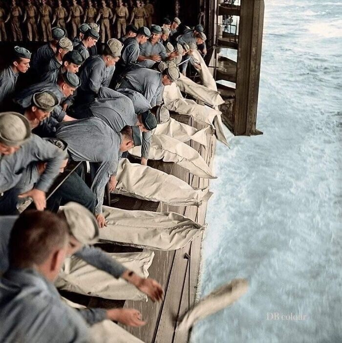 13. Похороны в море моряков, погибших на авианосце «Интрепид» в результате атаки камикадзе. 1944 год