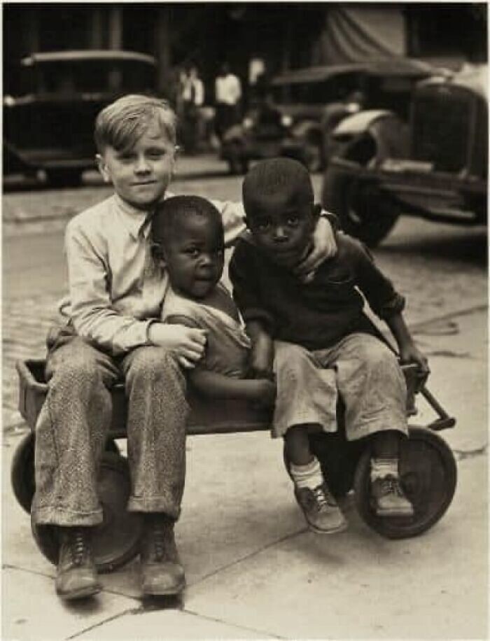 4. Дети в тележке, США, 1930-е годы