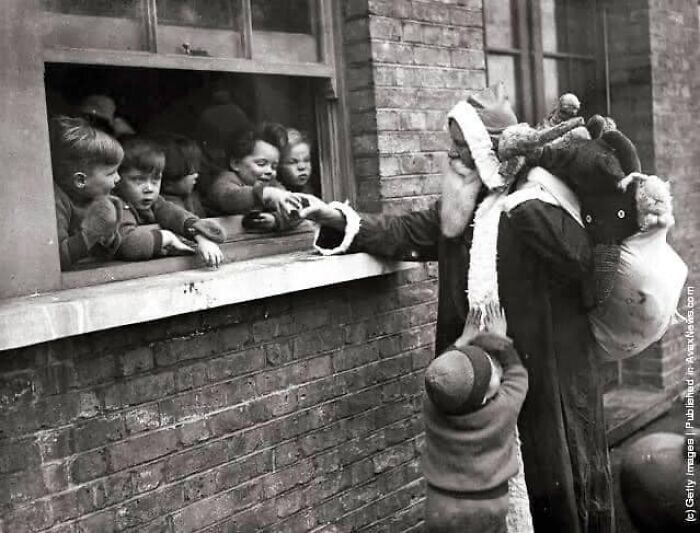25. Санта раздает подарки детям в лондонском приюте, 1931 год