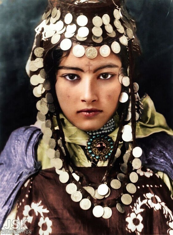 Раскрашенное фото молодой женщины из племени Улед Наил, Алжир, около 1905 года