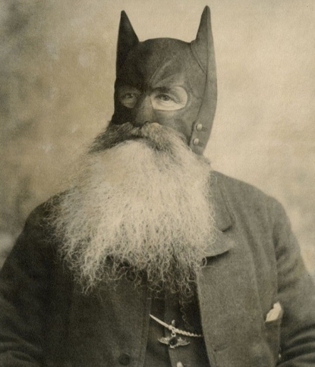 Билл Смит-крепкий старик с густой бородой, который, возможно, стал прототипом Бэтмена