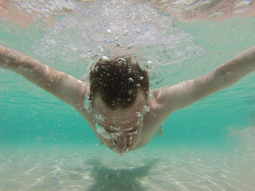 7. Тоже задерживать дыхание, когда герой мультика или фильма под водой, чтобы поверить, надолго ли хватит себя