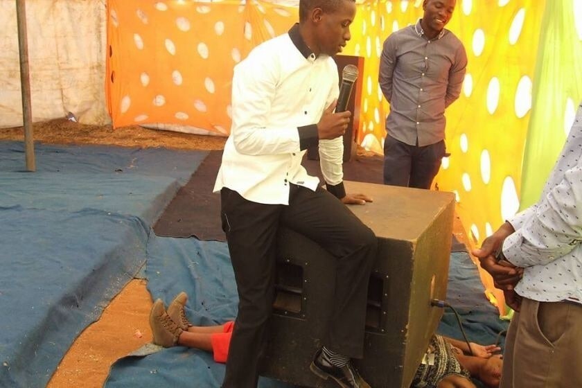 Африканский пастор обманул прихожанку, сказав, что может стать невесомым