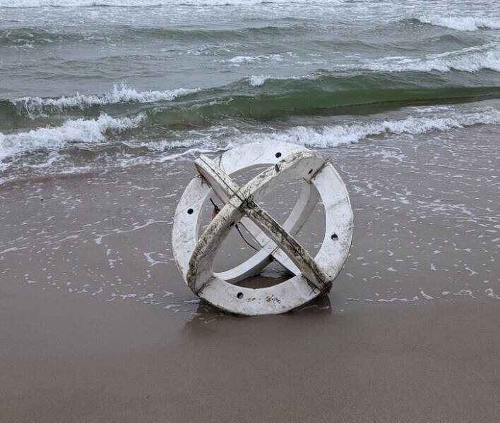 5. "Сегодня мы нашли большое (больше пляжного мяча) белое деревянное сферическое сооружение на берегу Балтийского моря. И не можем понять, что это такое"