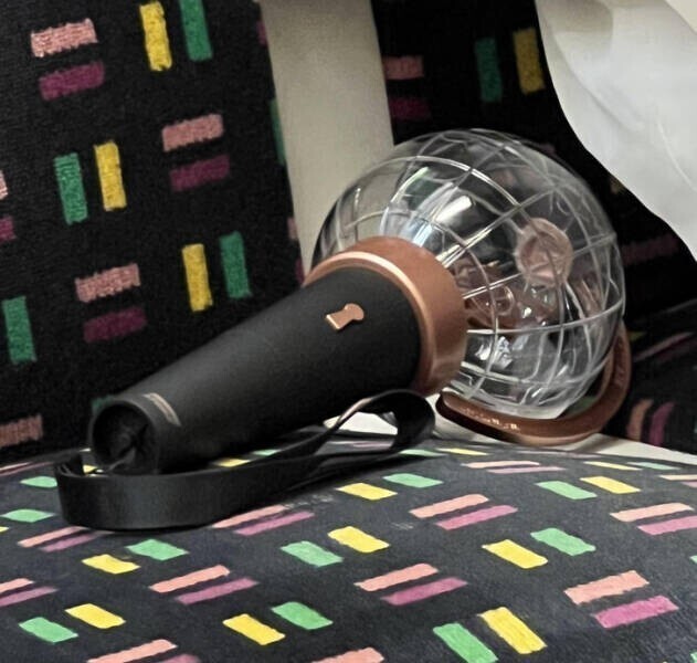 7. "Объект в форме микрофона с прозрачным шаром, замечен в лондонском метро, что это такое?"
