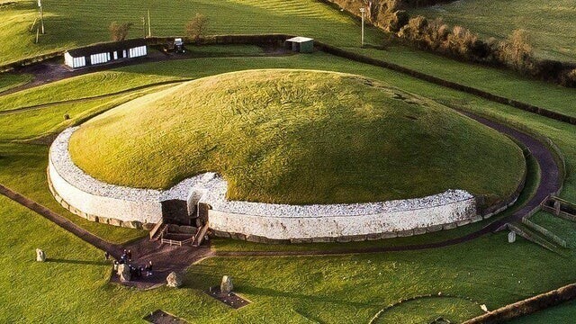 Ньюгрейндж - гробница в Ирландии. Она старше пирамид и Стоунхенджа