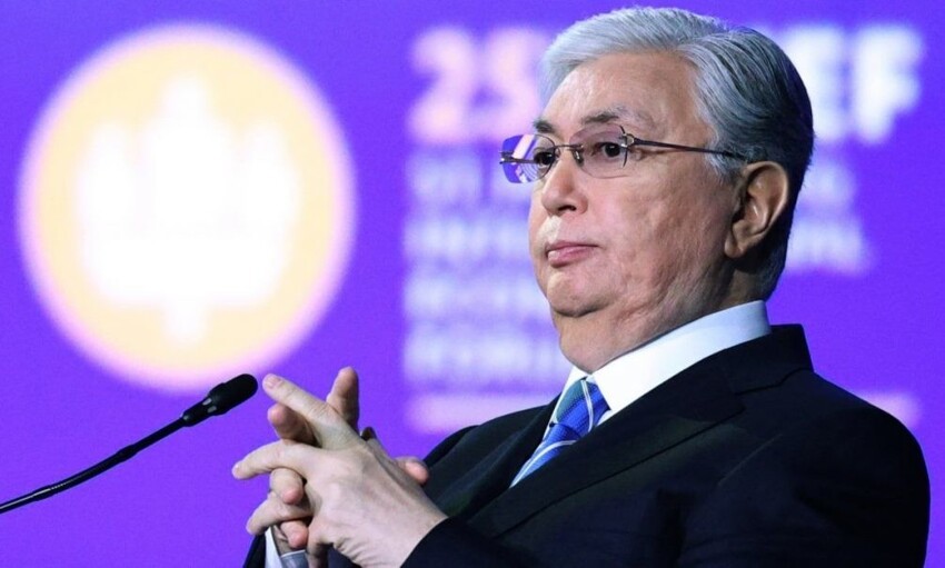 Казахский лидер, по мнению экспертов, пытается «усидеть на двух стульях»