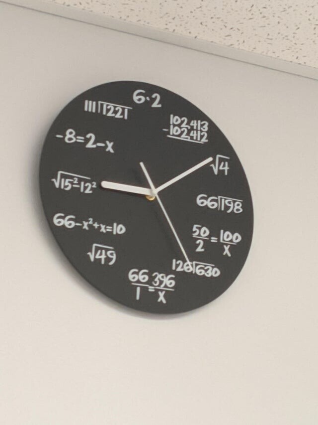 Часы в кабинете геометрии