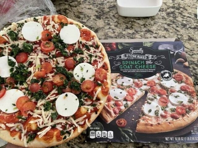 Да, точно такая пицца, и даже число кусочков козьего сыра совпадает