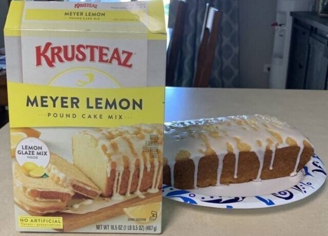 Лимонный кекс на упаковке и внутри словно отрезан от одного куска