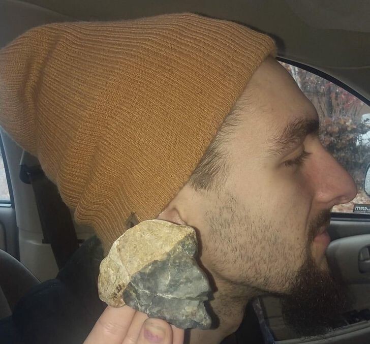 14. "Моя девушка нашла камень, похожий на меня"