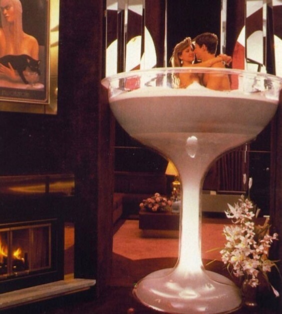 Номер для молодоженов, изюминкой которого, была шикарная ванна в форме бокала шампанского, 1960-е