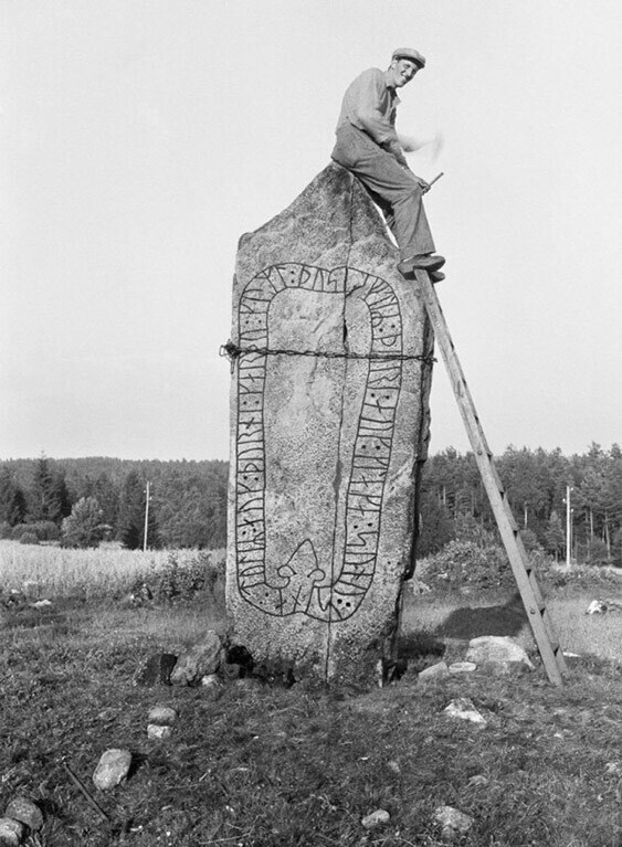 Мужчина реставрирует рунический камень, Швеция 1936 год
