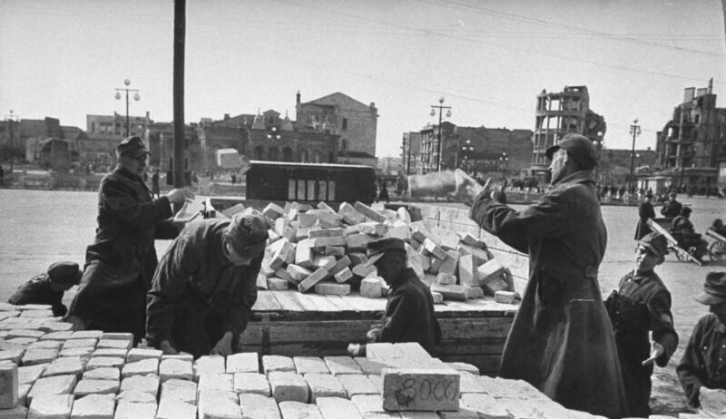 Немецкие военнопленные на восстановление в Сталинграде. 1947 год