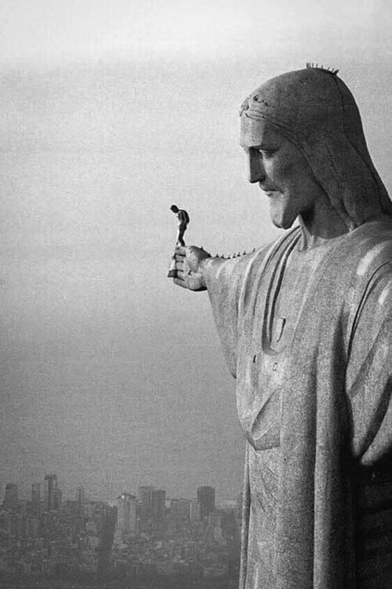 Прыжок Феликса Баумгартнера с руки статуи Христа-Искупителя в Рио-де-Жанейро (29 метров) - мировой рекорд по самому низкому прыжку в бейсджампинге, 1999 год