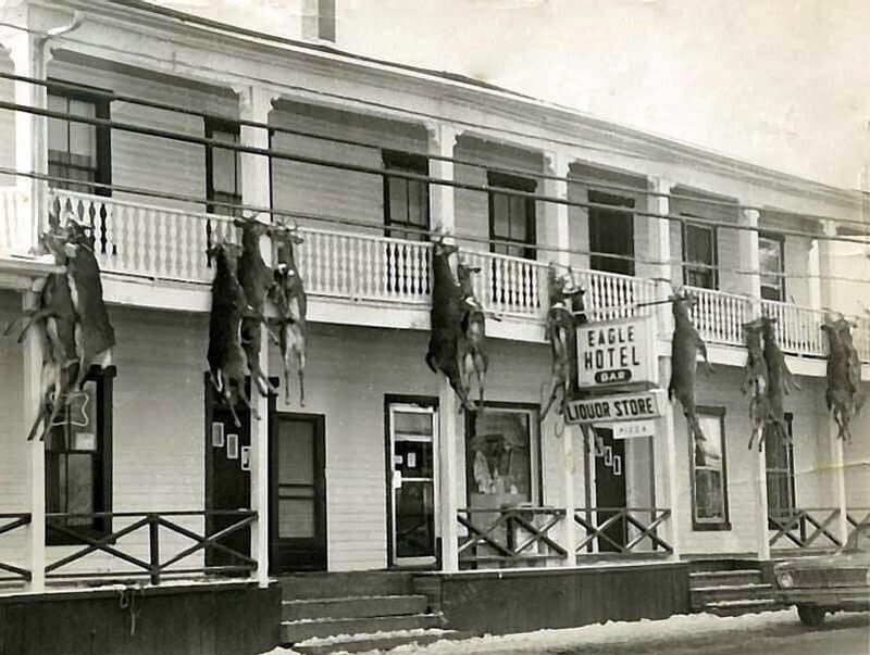 Отель Eagle в Даунсвилле, штат Нью–Йорк, во время сезона охоты на оленей. 1960–е.