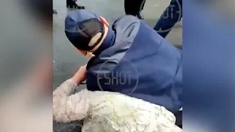 "Вы чё, вообще что-ли?": в Петербурге женщина покусала полицейского, когда тот применил к ней удушающий прём