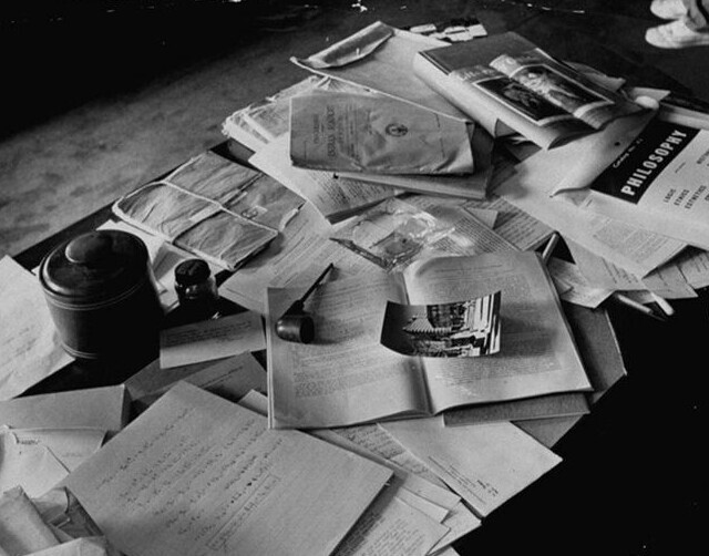 Рабочий стол Альберта Эйнштейна, снятый 18 апреля 1955 года - через день после его смерти