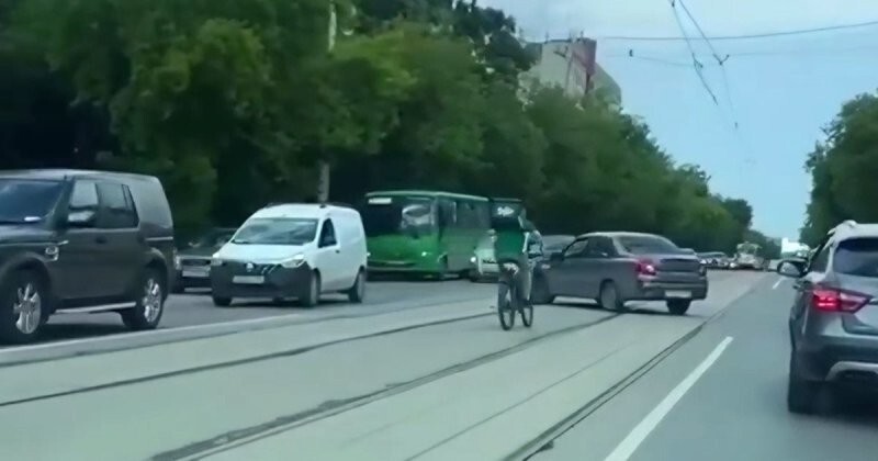 Танцующий велокурьер из Екатеринбурга угодил в ДТП