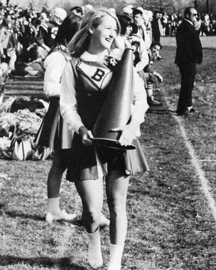 40. Мерил Стрип в старшей школе Бернардс, 1966 год. Она была членом университетской команды поддержки и была названа королевой бала в выпускном классе