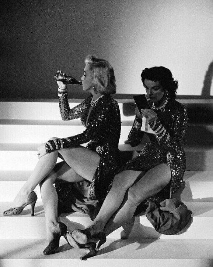 30. Мэрилин Монро и Джейн Рассел во время перерыва в съемках «Джентльмены предпочитают блондинок», 1953 год