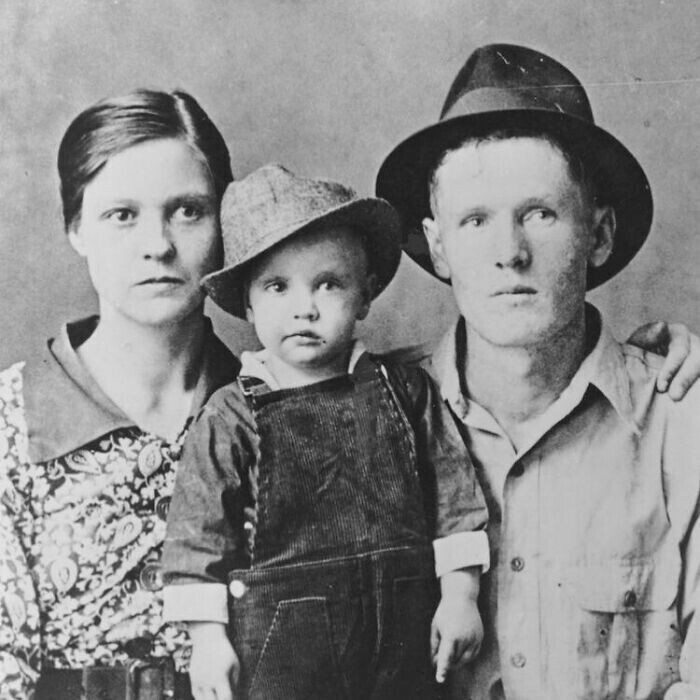 19. Семейный портрет: двухлетний Элвис Пресли и его родители Глэдис и Вернон, 1937 год