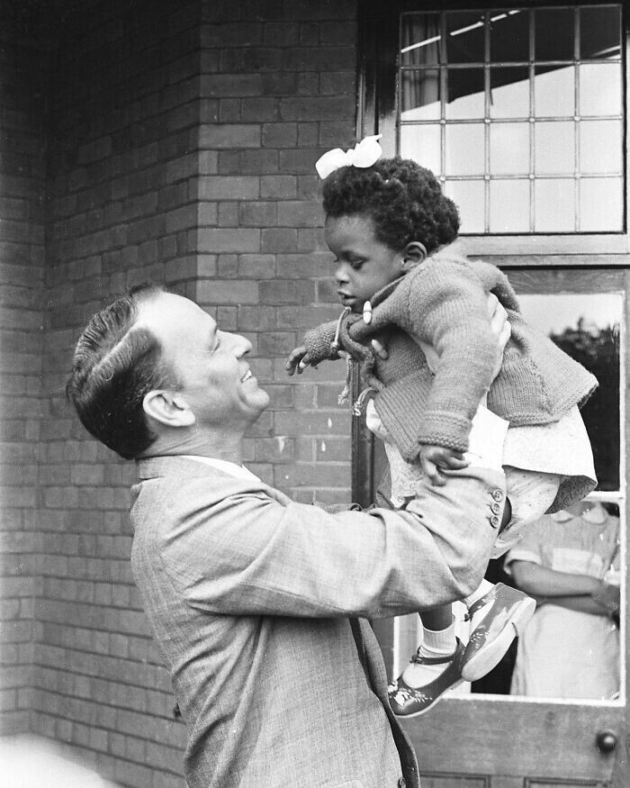 27. Фрэнк Синатра во время своего визита в Королевский национальный колледж для слепых в Нортвуде, Миддлсекс, 1962 год