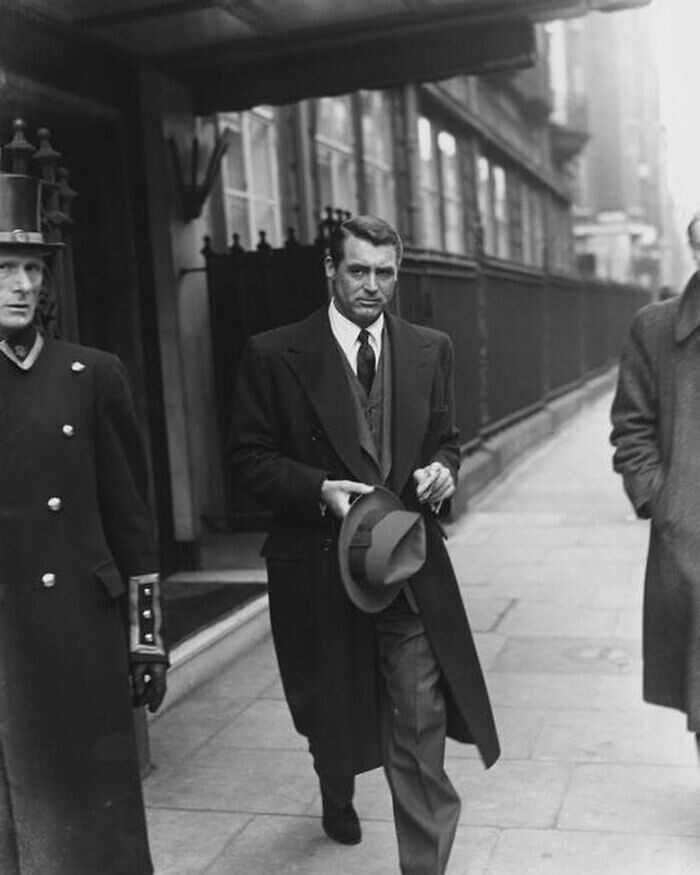 21. Кэри Грант, стильно одетый, выходит из лондонского отеля, 1946 год