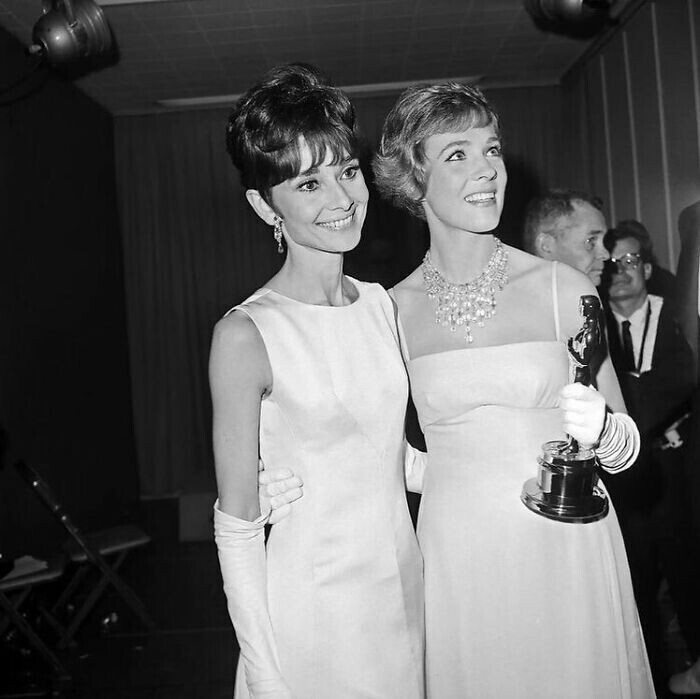 8. Одри Хепберн и Джули Эндрюс на церемонии вручения премии «Оскар», 1964 год