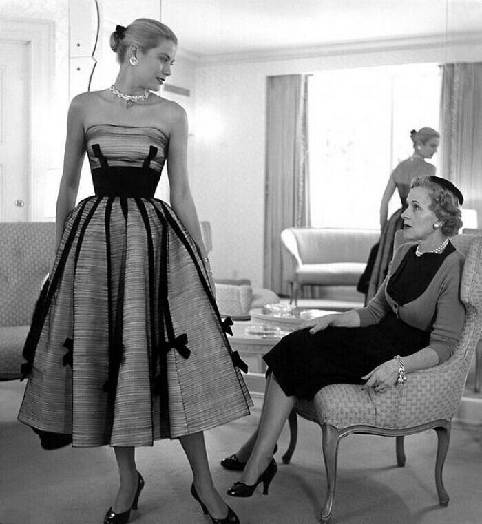 24. Грейс Келли покупает платья со своей мамой Маргарет в Нью-Йорке, 1955 год