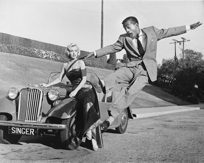 5. Мэрилин Монро и Сэмми Дэвис-младший на студии 20th Century Fox, 1953 год