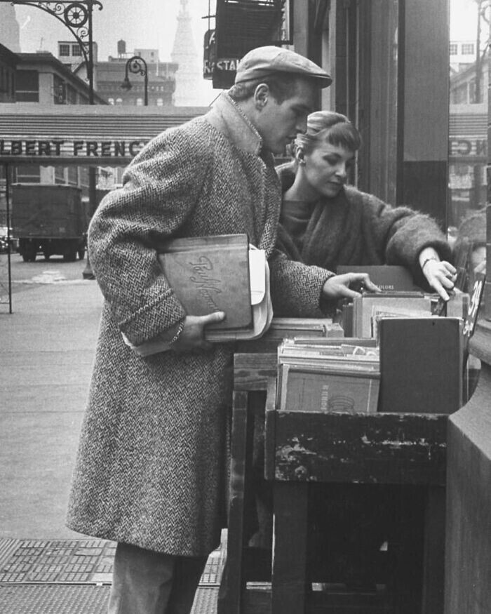 38. Пол Ньюман и Джоанн Вудворд покупают книги в Нью-Йорке, 1959 год