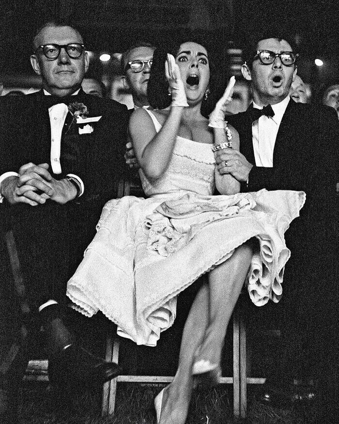 39. Элизабет Тейлор и её муж Эдди Фишер на боксёрском матче, 1960 год