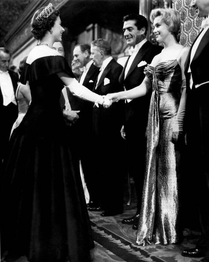45. 29 октября 1956 года королева Елизавета II вместе со своей сестрой Маргарет посетила премьеру «Битвы у Ла-Платы» в кинотеатре "Одеон" на Лестер-сквер. Джоан Кроуфорд, Мэрилин Монро и Бриджит Бардо были среди именитых гостей