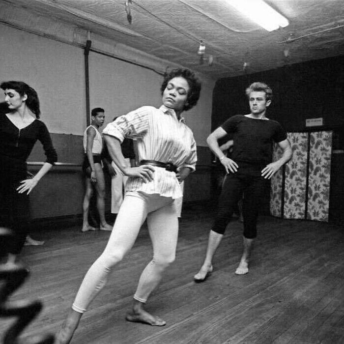 16. Джеймс Дин и Эрта Китт в танцевальной студии Кэтрин Данэм, Нью-Йорк, 1955 год