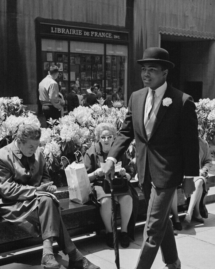 13. Шикарный Мухаммед Али (тогда известный как Кассиус Клей) на прогулке в Нью-Йорке, 1963 год