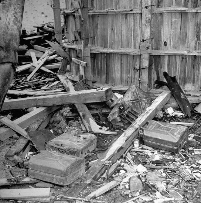 15. Пустые канистры из-под бензина, которые, видимо, использовали эсэсовцы, чтобы сжечь тела Гитлера и Евы Браун после их самоубийства в бункере, Берлин, 1945 год.