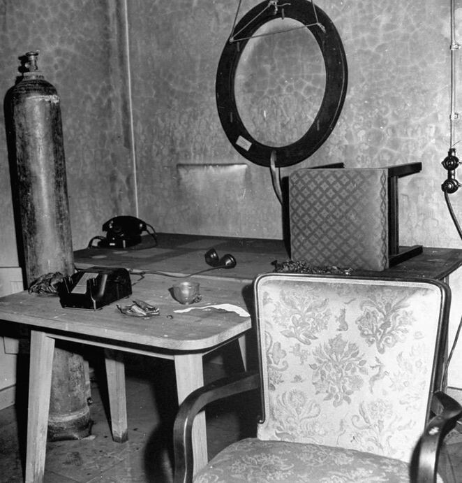 5. Брошенная мебель и обломки в бункере Адольфа Гитлера, Берлин, 1945 год.